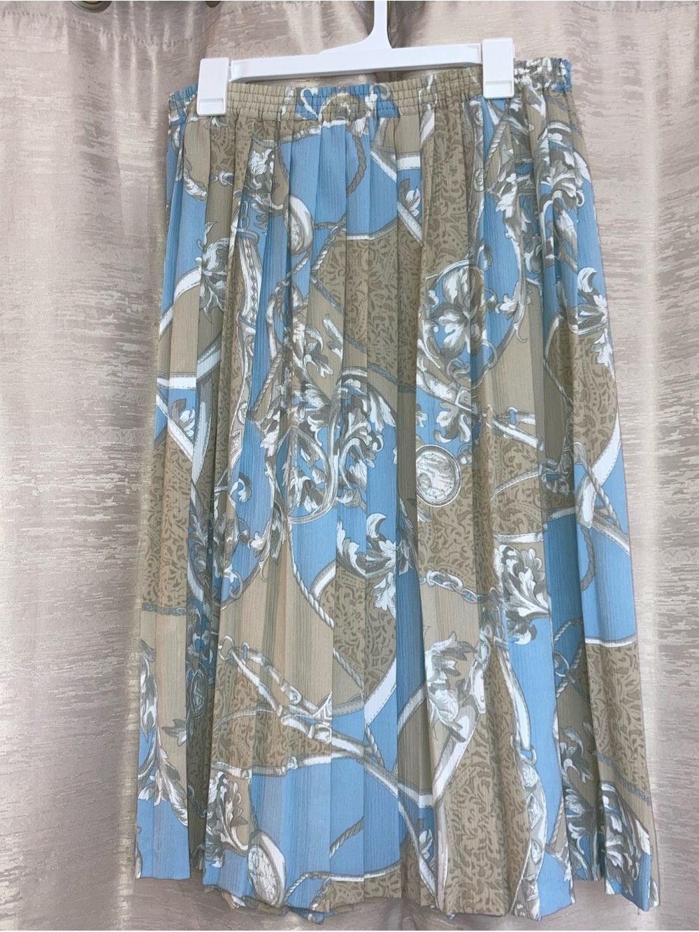 Alfred Dunner Blue and Tan Printed Midi Skirt with a unique design size 16